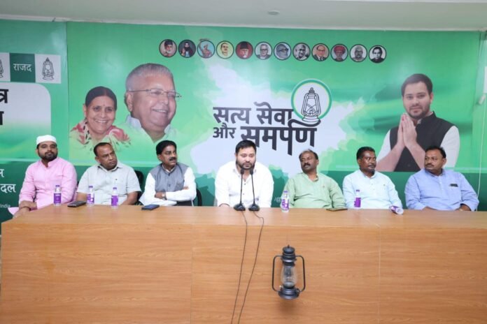 तेजस्वी ने आरोप लगाया कि राज्य सरकार ने वृद्धावस्था और दिव्यांग पेंशन बढ़ाने की जो घोषणा की है, वह राजद की पुरानी घोषणाओं और मांगों की नकल है।